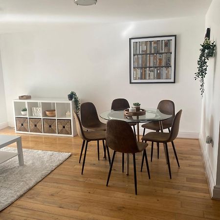 2 Bedroom Flat In Riverside West Londra Esterno foto